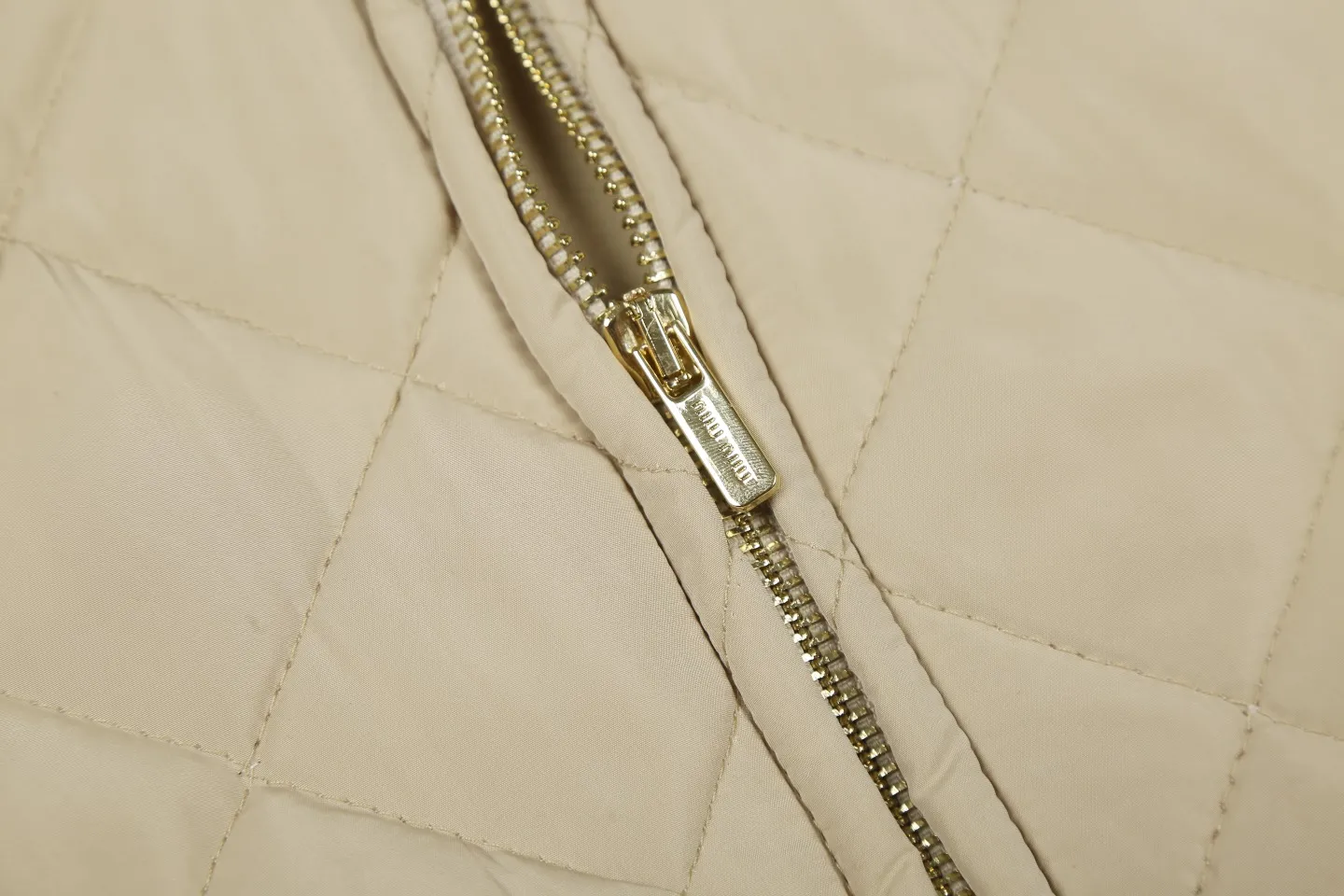 P330 White background picture [Popular item] Style number: 24373# Color: Khaki Apricot Size: S-XL -MiuMiu/MiuMiu 2024aw Autumn and winter hot new logo embroidered lapel three-zip rhombus plaid imitation feather jacket jacket - Ingenuity restoration 4-needle encrypted quilting embroidery three-in-one imitation feather cotton The board is straight and not bloated - Double-layer composite patch Hand-made counter-embroidery Laminated light gold Y-tooth brand zipper - Special shaped cloth foil for collar Correct 7 cm cylindrical windproof cuffs Closed cuffs with one-to-one stacking in front of the car - Miu style outfit 2024 new autumn and winter products Adopt classic diamond pattern quilting design Three-in-one imitation down cotton Light and thin sheets are positive The thermal insulation coefficient is also online Earth desert khaki apricot Maillard wind is full of relaxation to set off a warm autumn and winter atmosphere The collar is made of contrasting corduroy, which is warm and comfortable. The loose silhouette is both comfortable and easy to layer. The slightly gathered design of the cuffs and hem effectively locks in temperature.